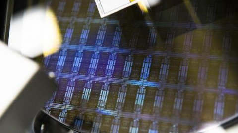 在倒装芯片焊接中激光植锡球技术的应用